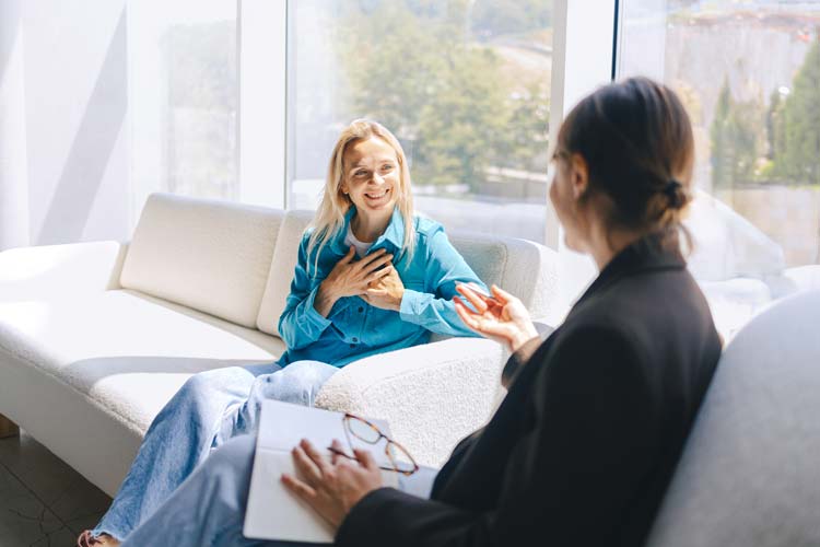 Kvinna i en soffa hos en psykolog