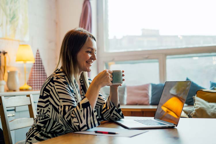Kvinna under ett onlineterapi-samtal
